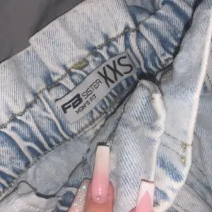 Ljusblå straightleg jeans från NewYorker med volanger runt midjan, är i storlek xxs med sitter som xs. Inge defekter.