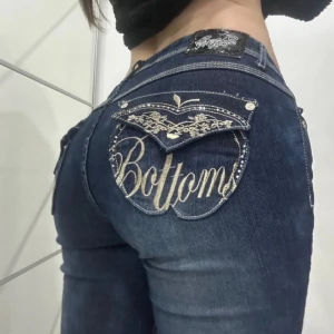 Jeans med broderade fickor   - Superfina och rare Applebottoms jag köpte dyrt på Vinted men som tyvärr var lite stora, de sitter som en S/M. Så himla fina broderade fickor, fler bilder kan fås privat ❣️