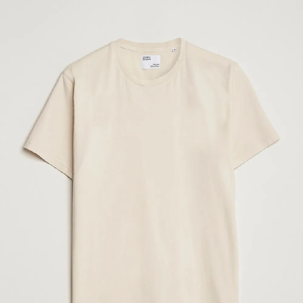 Säljer en beige t-shirt och mjukis helt samma färg hittar inte bilden på t-shirten så skriv till mig om ni vill ha mer bilder. Som sakt inte min storlek längre och helt nytt!! Helt fint för sommaren och ordinarie pris 300kr för båda.. Jeans & Byxor.