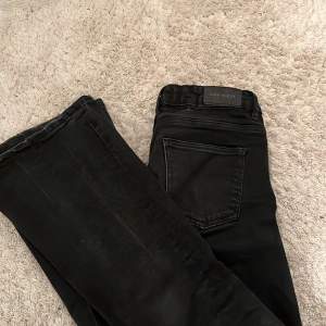Säljer dessa fina jeans ifrån Gina  Tricot Young . Säljer för att de inte kommer till använding, 200kr + frakt, storlek 152. kom privat för fler bilder!💘📦