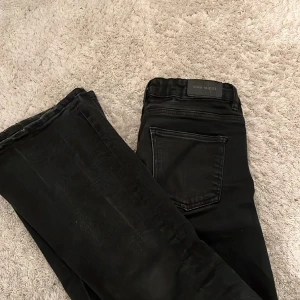 Svarta jeans - Säljer dessa fina jeans ifrån Gina  Tricot Young . Säljer för att de inte kommer till använding, 200kr + frakt, storlek 152. kom privat för fler bilder!💘📦