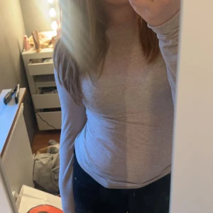 Intimissimi tröja storlek M - Säljer nu min intimissimi då den inte kommer till användning, den är i storlek m men ganska stor i storleken. Den har ett litet hål vid bröstet men om man har den på andra hållet är det inget man lägger märke till. Skriv för fler bilder!! 🫶🏼 