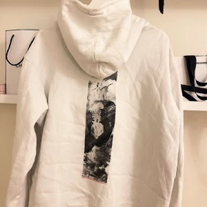 Snygg hoodie - Supersnygg oversized hoodie med tryck i S/M. Säljer pga att den inte kommer till användning. Utgångspris 300kr men kan diskuteras💖 