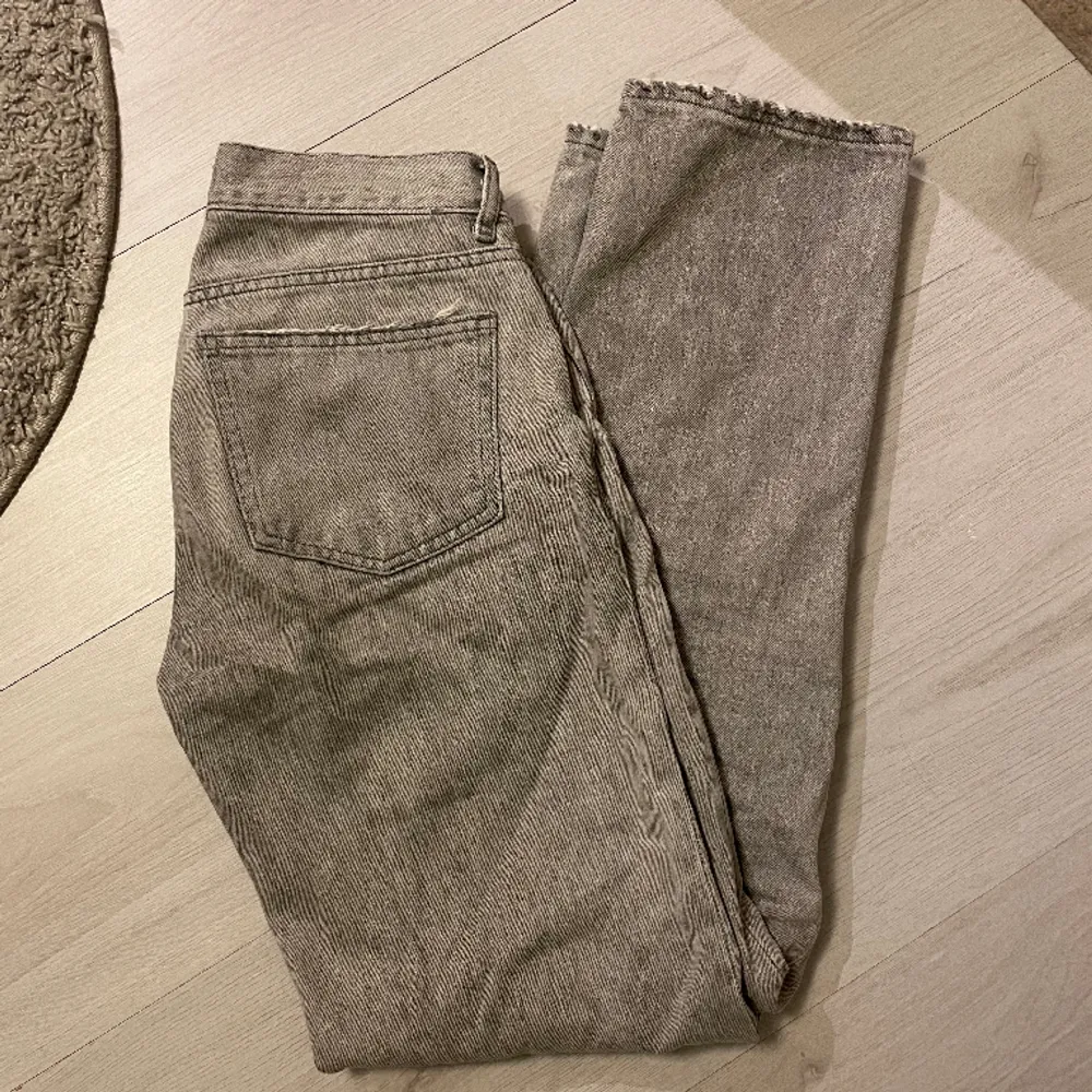 Low straight jeans från gina i storlek 34💘säljer pga de är för små för mig, söker et röst i Stl 36 så byte går bra. Jeans & Byxor.