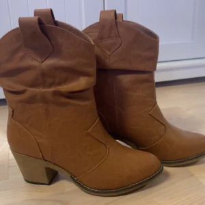 Bruna cowboy boots🤎 - Bruna cowboy boots som aldrig kom till användning då de är för stora för mig och inte hann lämna tillbaks. Bootsen är i storlek 39 med 5 cm klack🤎🤎köparen står för frakten!