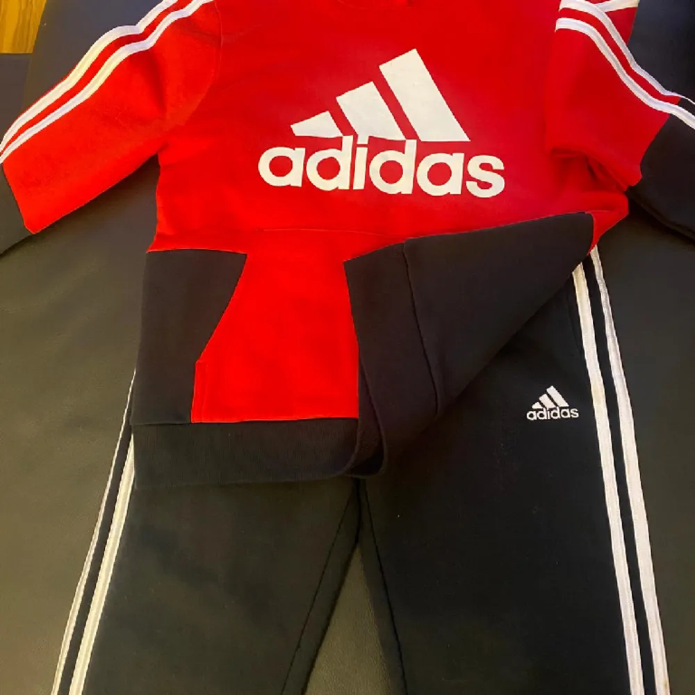 Ett adidas set som jag köpt till min son men den var för liten. Ej använt, fin skick. . Hoodies.