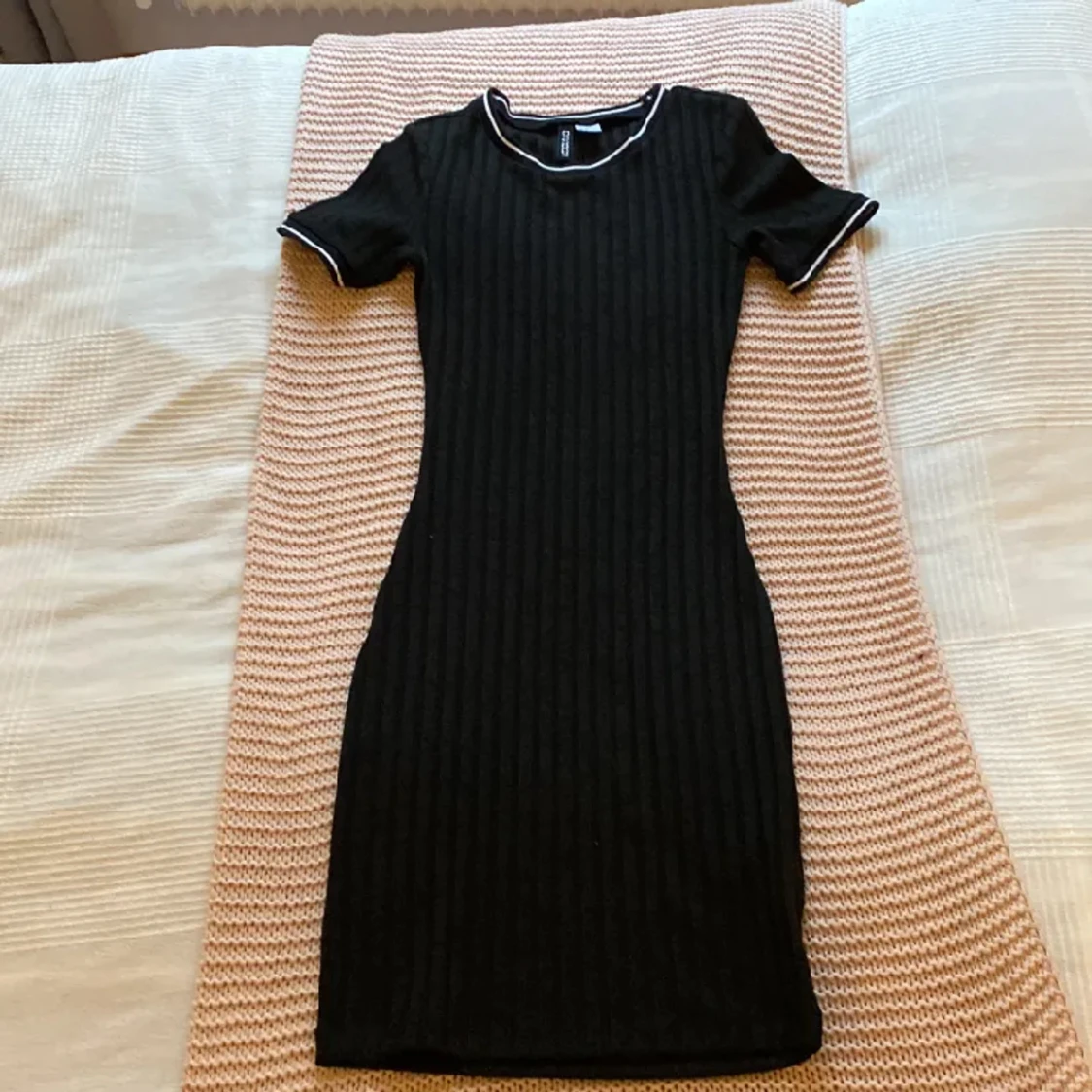 Figurnära klänning från H&M