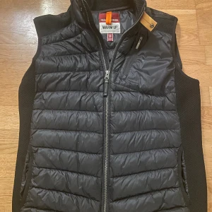 Parajumpers väst - Parajumpers väst. Warm up. Stl M Jättefint skick, använd ett par gånger. Nypris 3499kr, mitt pris 1400 kr 
