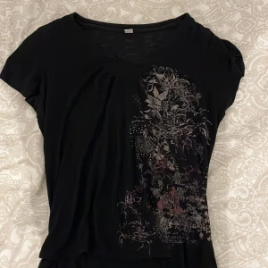 t shirt - as cool och snygg v ringad t-shirt med tryck och diamanter