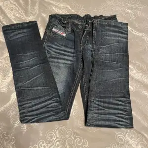 Raka lågmidjade jeans med justerbar midja och dekorationer.  Inga defekter! innerbenslängd: 80cm