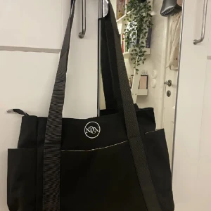 Totebag - En jättesöt totebag från Noon, ord. pris 440kr från London . Höjd: 27cm, bredd: 35cm, axelband: 30cm. Man får plats med mycket i den och bra till skolan! ❤️ finns fler detaljerade bilder ifall det behövs 🫶
