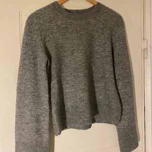 Grå stickad tröja - Säljer denna fina gråa tröjan från hm. Den säljs pga att den inte kommer till andvändning hos mig! Den är M men passar mig som alltid har S.🤍 Den är andvänd en gång. Bra skick! Skriv till mig om ni vill ha fler bilder💗 ny pris 300kr 