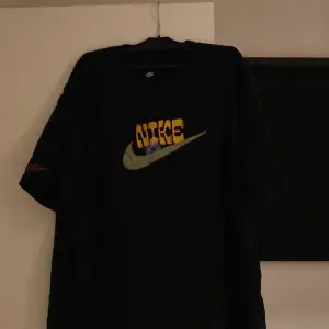 Nike tröja säljer för att jag inte använt den är nästan helt ny förslag på pris