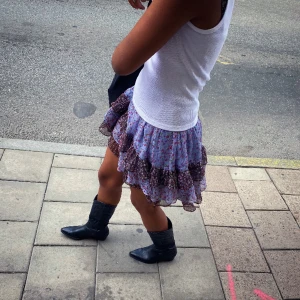 Blommig klänning  - Sjukt fin klänning som fungerar utmärkt som volangkjol med linne / tröja över 💘💖💞❤️‍🔥 funkar på vinter / höst också med strumpbyxor o stickad över 😽 Snvänd gärna köp direkt eller ge prisförslag 😊🙏🏽