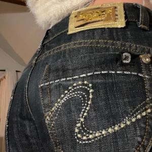 Snygga jeans  - Jättefina utåtsvängda och lowwaisted jeans. Knappt använda och i jättebra skick. 