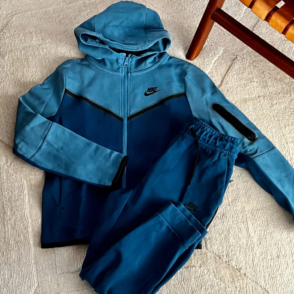 Övrigt, stl. 146/152 (10-12 år), Unisex Nike Sportswear Fleece set Junior i mkt fint skick strl 147-158 cm 800 kr.  . Hoodies.