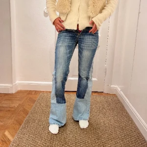 Snygga jeans! - Säljer dessa coola jeans❤️  Bild från hon jag köpte av. Dem är inte sönder i gylfen utan bara försmå för henne på bilden-därför den inte är knäppt hela vägen💗Midjemåttet:72cm, Innerbenslängden:80cm  INTE SÅLDA!