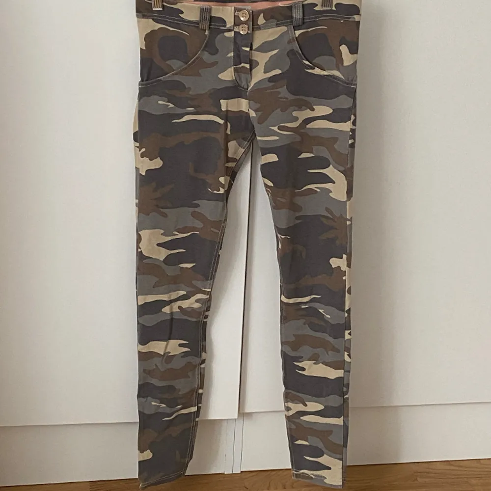 Camouflage färgade tights med 2 knappar och dragkedja storlek 38. Jeans & Byxor.