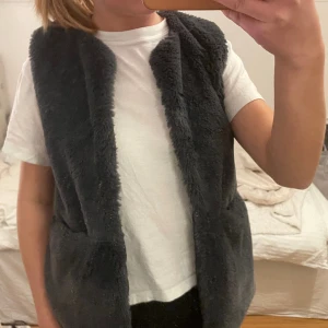 Väst från Zara - Jättesöt väst från Zaras barnavdelningen💞den passar mig bra och jag har i vanliga fall S/M