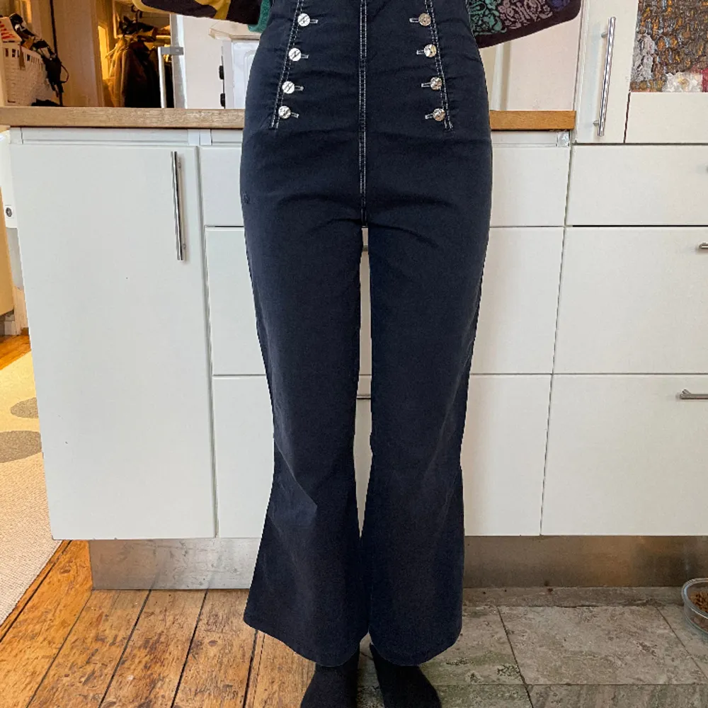 VINTAGE franskt 90-tal, marinblå sjömansbyxor från  Cop Copine storlek 2 motsvarar S. En lagning på vänster ben fram som man inte tänker på när de bärs.. Jeans & Byxor.