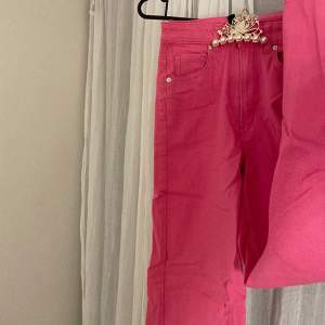 Rosa jeans  Märke : H&m Skick : Ny utan prislapp Storlek : 34 Pris : 45kr