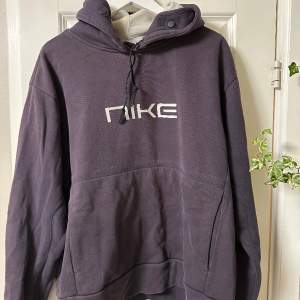 Vintage Nike hoddie. Stl. L Lila, har ficka på magen och knapp detaljer i huvan för att göra den större/mindre.