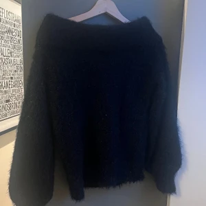 glittrig tröja  -  stickad glittrig svart offshoulder tröja från ginatricot storlek xs, men är oversized