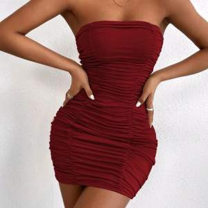 En super snygg vinröd klänning som aldrig är använd! Säljer den då jag tyvärr köpte fel storlek:(