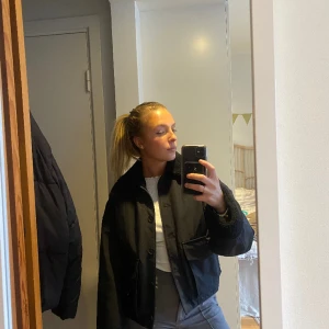 Vinterjacka - Så varm och söt vinterjacka. Muddarna vid armen och kragen samt insidan är av pilé vilket gör jackan väldigt varm. Utsidan är ett vattenavvisande material vilket gör det lätt att torka av jackan och gör den oöm. Jackan är sparsamt använd. Nypris 1500kr.