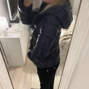 Glansig jacka - Snygg glansig jacka från colors of beneton!!💞 passar S