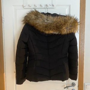 vinterjacka med päls - Svart vinterjacka. Använd 1 gång. Köpt för 1000 kr. Fuskpäls 