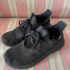 Adidas Sneakers - Sparsamt använda. Sköna svarta sneakers stl 43,5. Svarta