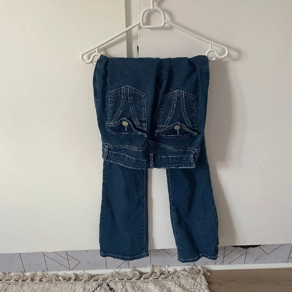 Low waist bootcut jeans i storlek XS har använt 2 gånger Max och är helt fläckfria. Jeans & Byxor.