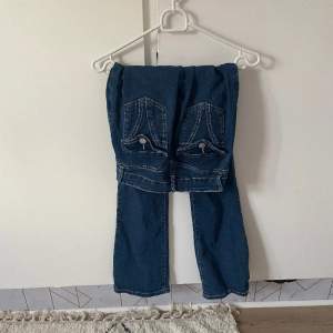 Low waist bootcut jeans i storlek XS har använt 2 gånger Max och är helt fläckfria