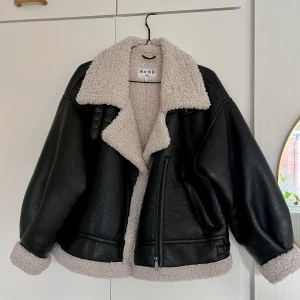 Teddy-Jacka - Säljer min teddyjacka/skinnjacka från NA-KD då den inte används. Jackan är i nyskick och har använts max 5 gånger. 