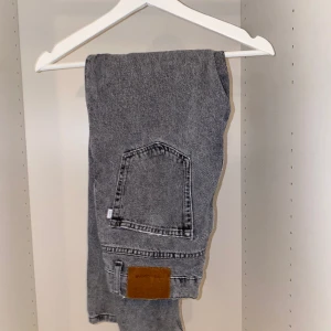 Woodbird Jeans - Fina Woodbird jeans som är väl använda, en del effekter som att knabben har losnat och hål i skrevet och 2 små hål bredvid fickorna på varsin sida där bak (därför det låga priset) men fortfarande fina och användbara.