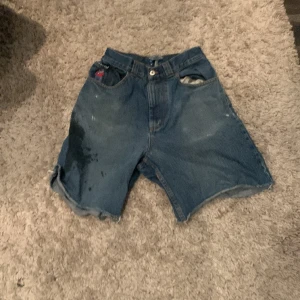 Big boys shorts - Säljer mina big boys shorts pga att dom är för små för mig. Och säljer dom så billigt pga stora fläcken på dom.  Möts helst upp i Stockholm.