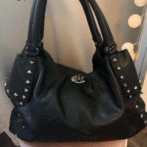 Väska  - Snygg väska med nitar. Köpt från plick. Fint skick💕