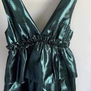 Finaste klänningen från Zara, super bra skick och använd 1 gång. 💚