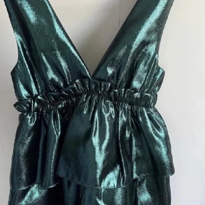 Zara glitter klänning  - Finaste klänningen från Zara, super bra skick och använd 1 gång. 💚