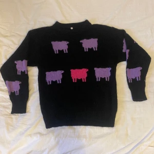 Stickad Tröja M - Älskar denna stickade tröja den är så fin men bara lite för kort i armarna för mig, så köp den och ha en bra vinter😊