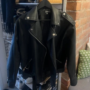 Skinnjacka missguided - Skinnjacka från missguided använd fåtal gånger så i nyskick. Storlek 40 men sitter snyggt på mig som annars har M