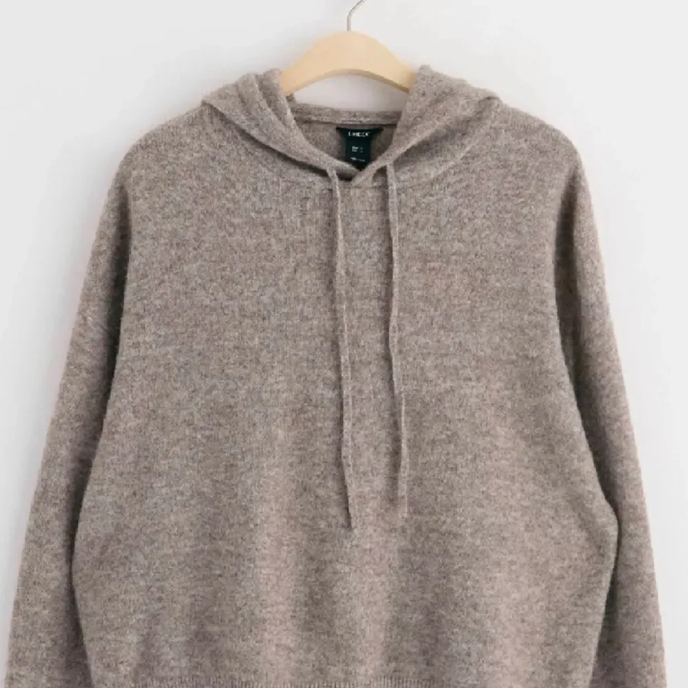 Stickad hoodie som är beige/grå men är mer åt de bruna hållet. Bekväm, lite nopprig, storlek S men känns mer som M💕pris kan diskuteras vid snabb affär. Hoodies.