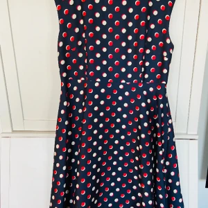 Prickig festklänning, cocktail klänning  - Mycket fint skick 