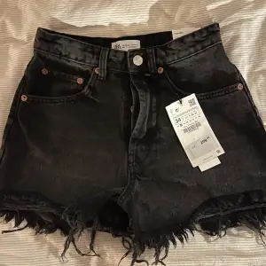 Helt oanvända jeans shorts, mid rize💘är för små därför säljer jag dom💘 de finns inte kvar på hemsidan längre💕🥰😘