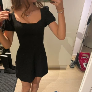 Svart festklänning från zara - Jättefin svart klänning från zara i storlek S. Säljer då den inte kommer till användning. Använd ca 3 gånger och är i väldigt bra skick. Perfekt klänning till fest, nyår eller jul 💗pris kan diskuteras 