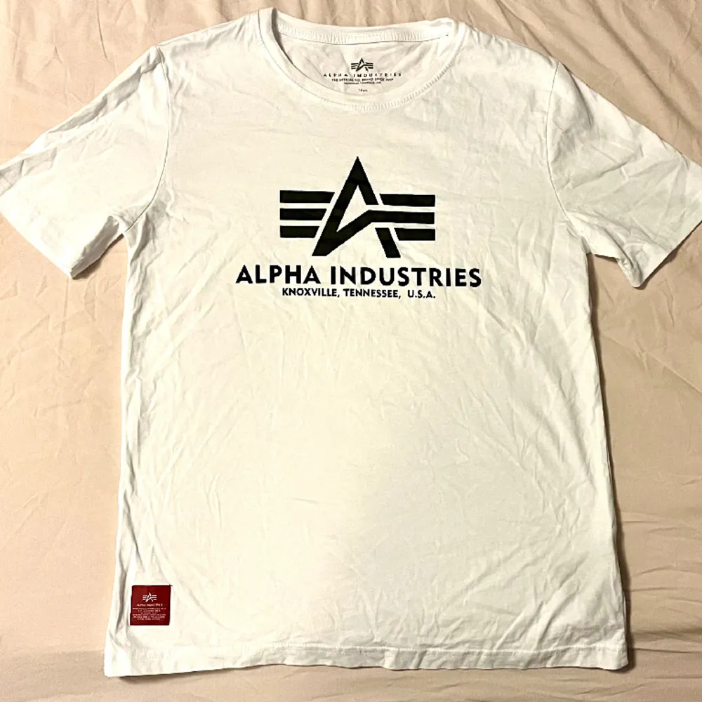 Vit alpha t-shirt. Storlek 14 enligt tillverkaren. Passar personer mellan 160-175 cm. Motsvarar XS/S herrstorlek. Fint skick! . T-shirts.