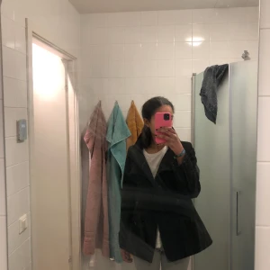 Kappa  - Säljer denna trendiga svarta kappa som är slutsåld, köpt på H&M. Nästan aldrig använd, som i nyskick. Säljer då jag har flera liknande kappor och rensar min garderob. Hör av er om ni har frågor. 💗