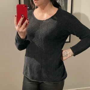 Långärmad tröja  - Långärmad tröja i typ stickat nät(?). Se bild. Bra skick men en del använd. Märkt 34/36. Jag på bilden har strl. S-M.