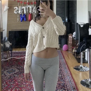 kabelstickad kofta  - Fin och bra att ha nu när det är kallare 💞 Nästintill oanvänd! Strlk m men passar även xs-s. Rensar min garderob så kolla gärna min profil för mer 😚